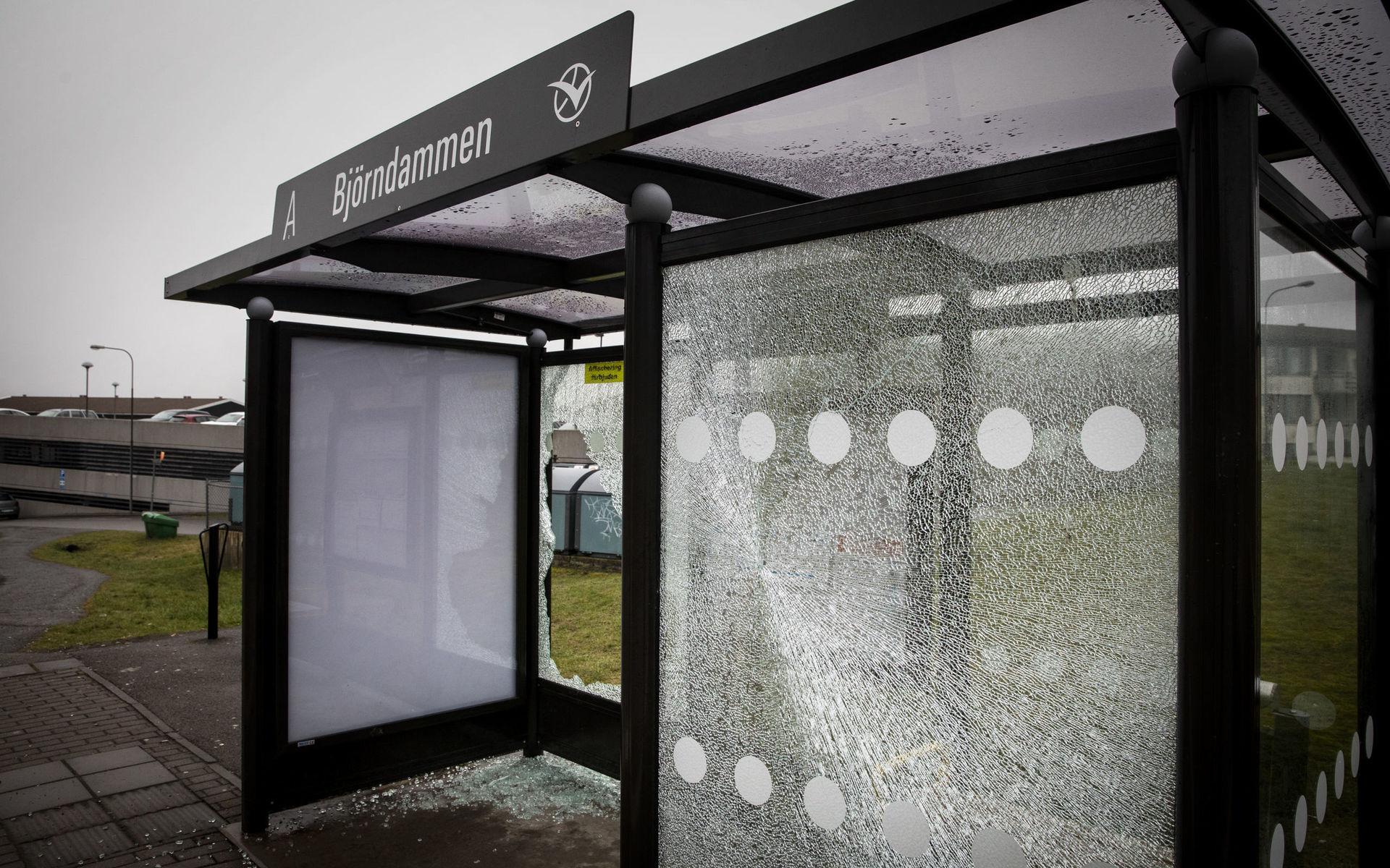 Enligt Västfastigheter har Björndammens busskur vandaliserats sex gånger under 2019.