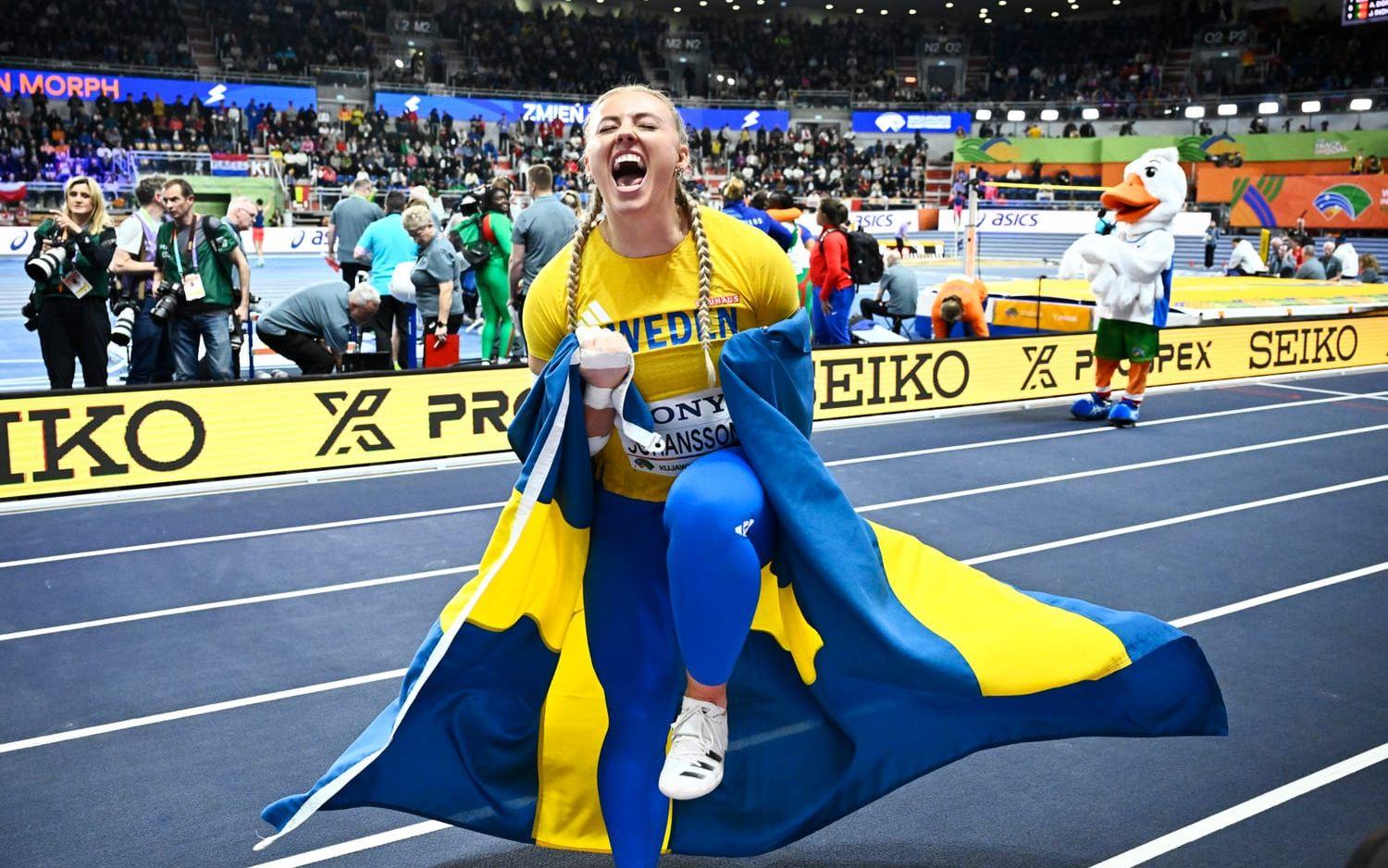 Axelina Johansson firar efter bronset i damernas final i kulstötning under friidrotts-vm inomhus i Torun, Polen.