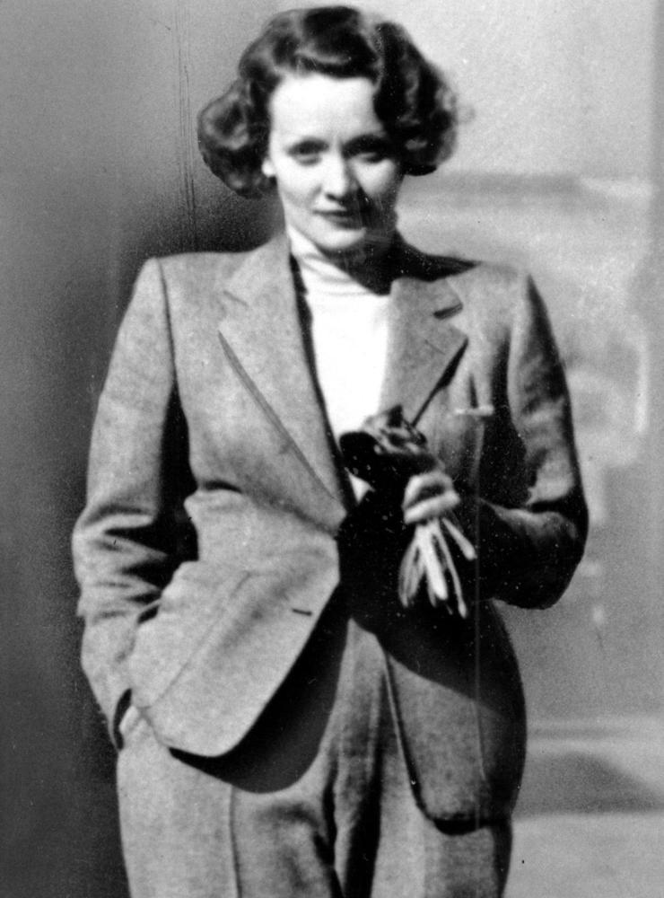 Skådespelaren Marlene Dietrich i trendsättande maskulina byxor, designade av Coco Chanel 1933. 
