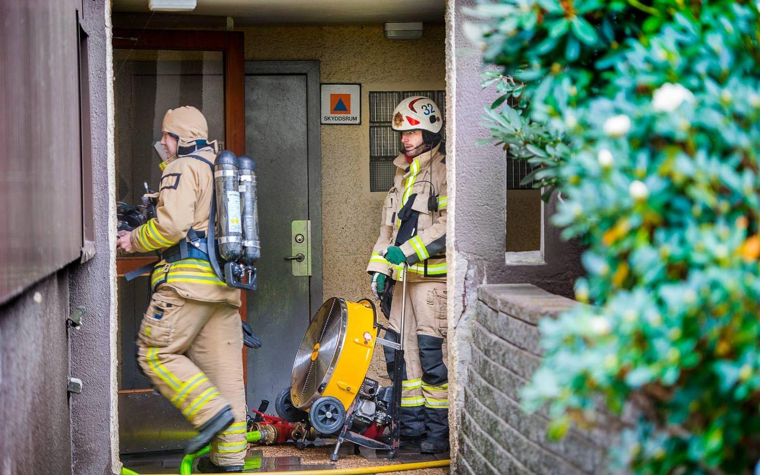 . Brandkårens rökdykare genomsökte lägenheten men hittade ingen person i den. Bild: Stefan Bennhage