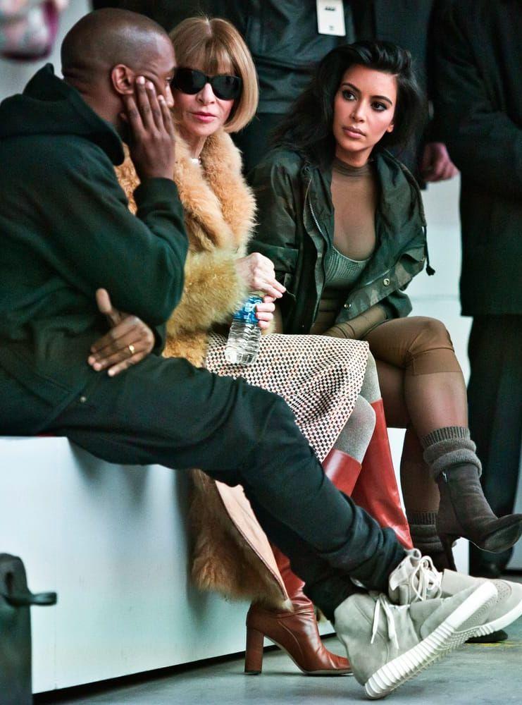 Kanye West tillsammans med Vogues chefredaktör Anna Wintour och sin dåvarande fru Kim Kardashian inför visningen av hans första skolinje för Adidas/Yeezy. Enligt vittnesmålen från hans före detta anställda ska West ha visat lättklädda på Kim Kardashian på kontoret och under anställningsintervjuer.
