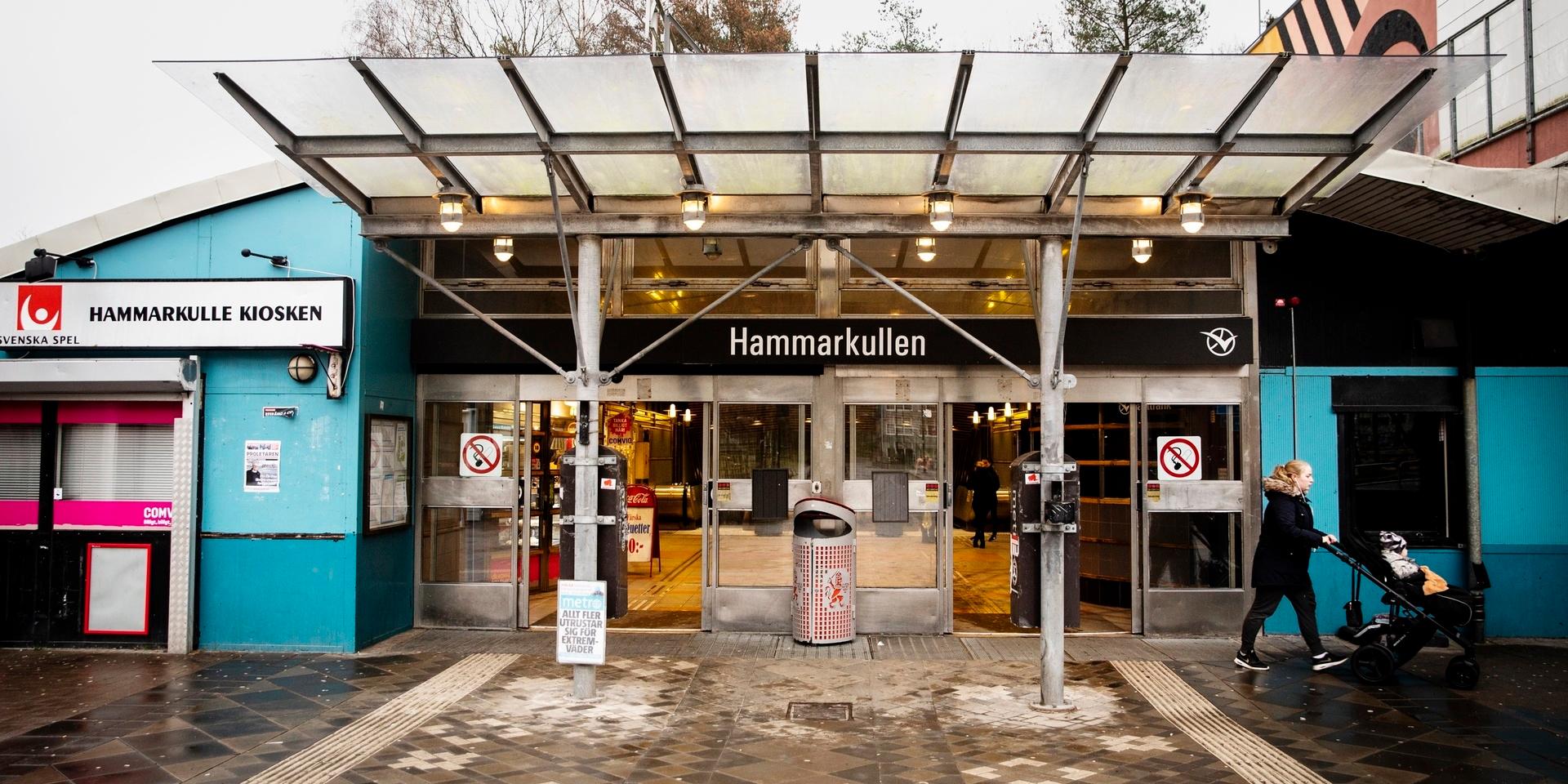 Hissen vid Hammarkullens spårvagnshållplats är avstängd. När även rulltrappan är ur funktion finns det därför inget säkert sätt att ta sig från spårvagnsstationen. 