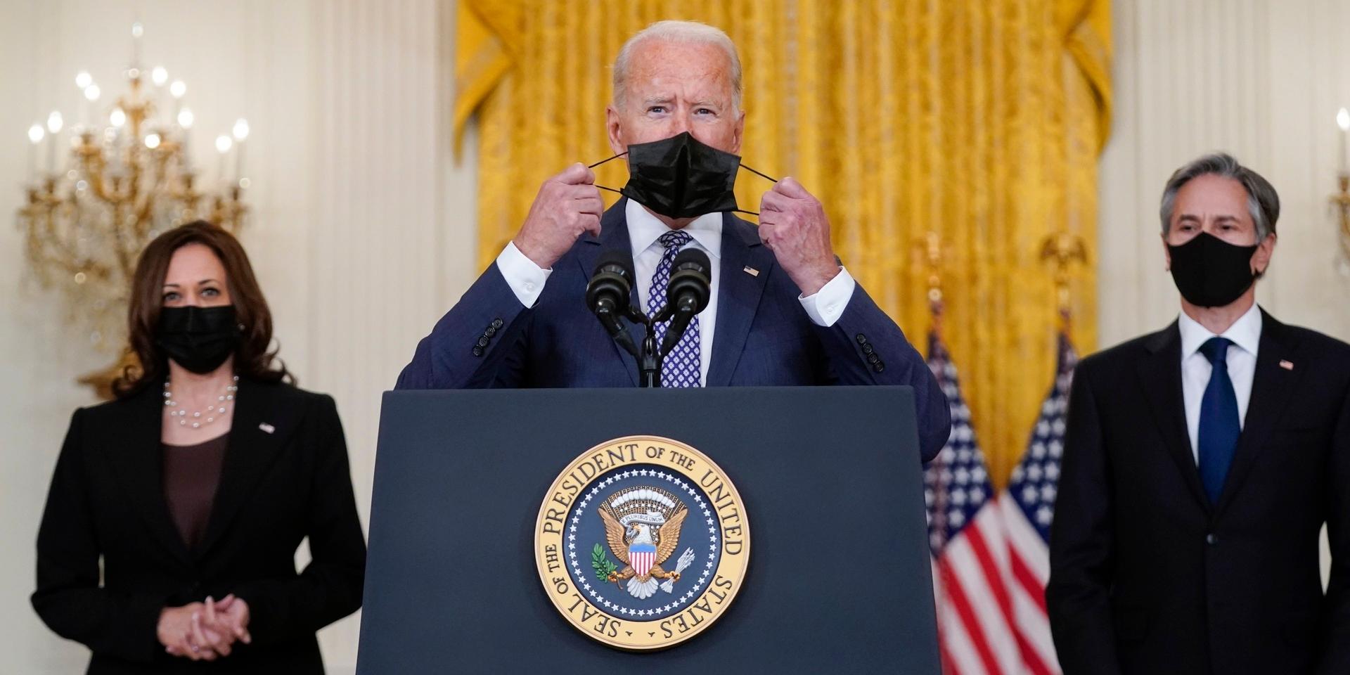 President Joe Biden tar av sig munskyddet inför pressen när han på fredagskvällen försvarade tillbakadragandet av amerikanska soldater och evakueringen omgiven av sin vice president och utrikesminister
