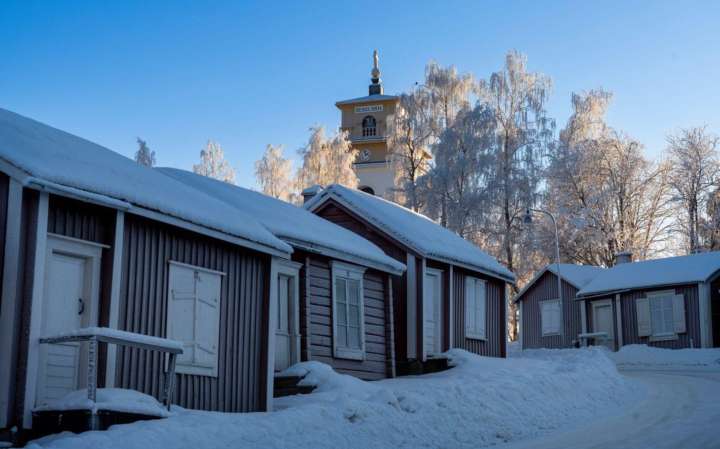 Varmare och fuktigare väder får träet i stugorna i Gammelstads kyrkstad att murkna.