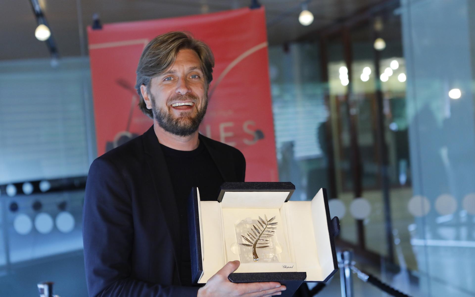 Ruben Östlund visar upp Guldpalmen han vann för ”The Square” 2017. Nu har han en ny vinstchans i Cannes, som valt ut hans nya svarta satir ”Triangle of sadness” till huvudtävlan. Men konkurrensen är hård...