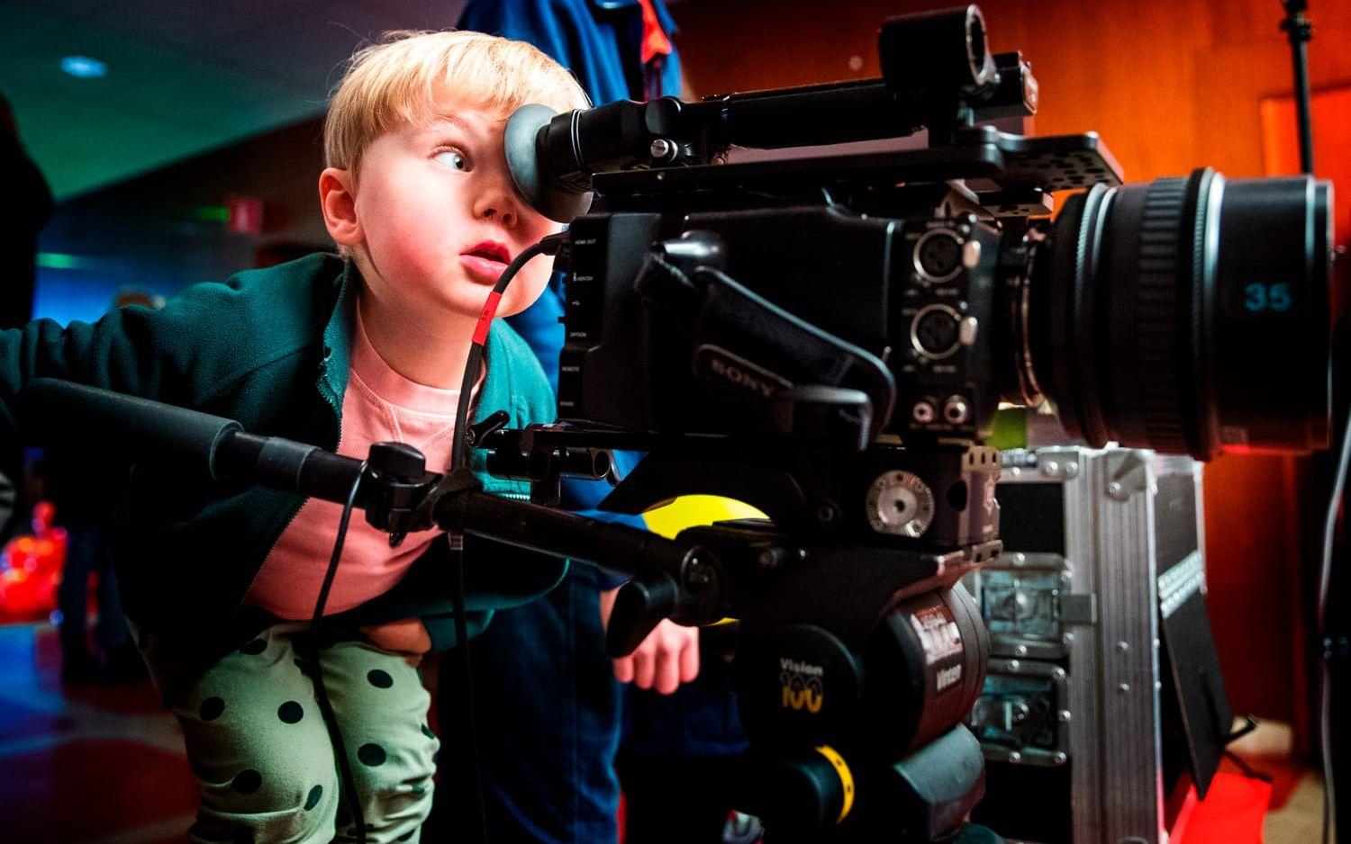 Fullt fokus. Marcel Westlin, 3 år, agerade fotograf på Lilla filmfestivalen på Draken. 