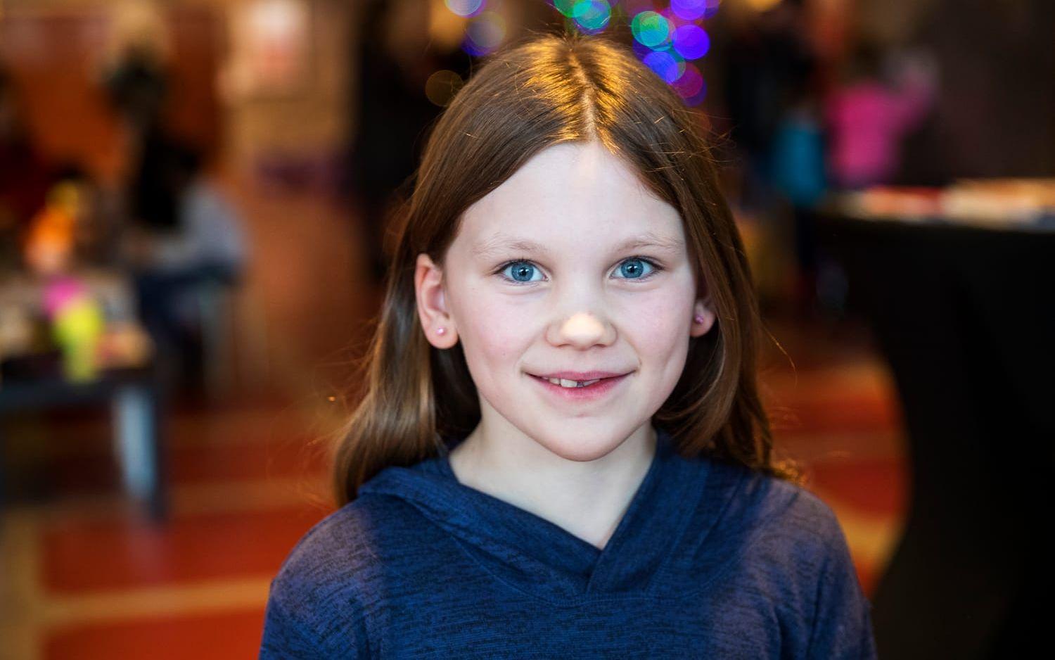 På språng. Tio-åriga Alice Andersson Lööf var full av entusiasm och siktade på att hinna med alla work-shops på Lilla filmfestivalen, plus att se film. 