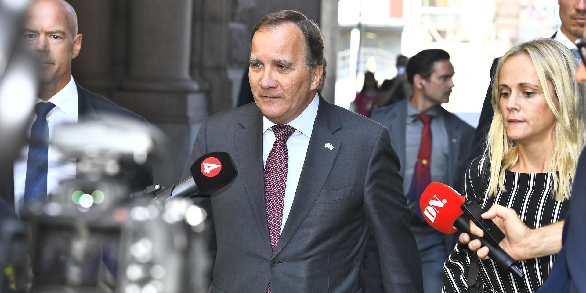 Statsminister Stefan Löfven (S) på väg mot riksdagshuset och den dagens talmansrundor.