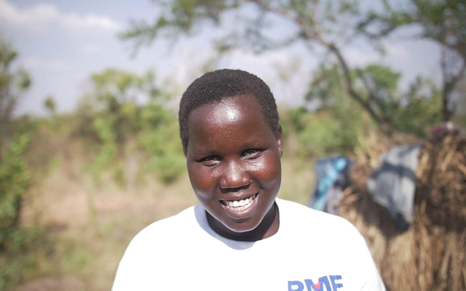 Betty, 19, arbetar som volontär och bor i flyktinglägret Bidi Bidi. Foto: Martin Bergh.