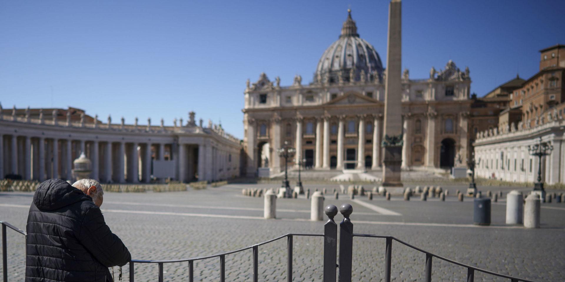 En ensam man ber vid Petersplatsen i Vatikanen tidigare i mars. 