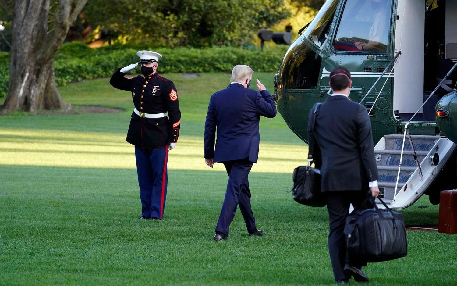 Donald Trump på väg in i helikoptern som ska ta honom till militärsjukhuset. 