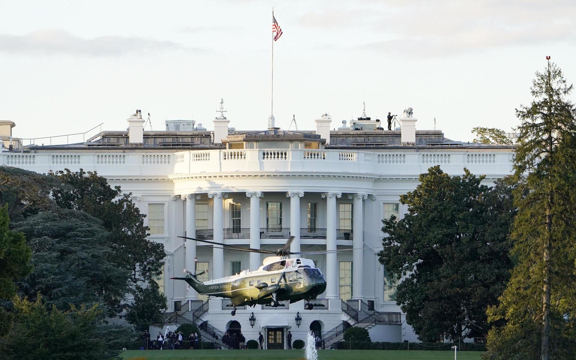 Helikoptern lyfter utanför Vita Huset för att föra Donald Trump till sjukhus där han ska vårdas för coronaviruset. 
