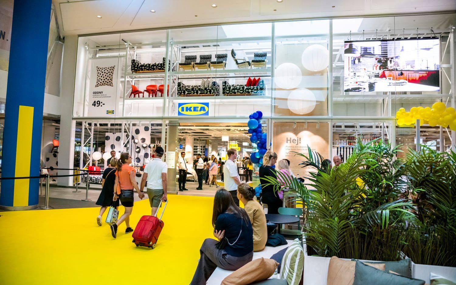 Gula mattan rullades ut när Ikeas nya city-varuhus i Gallerian invigdes