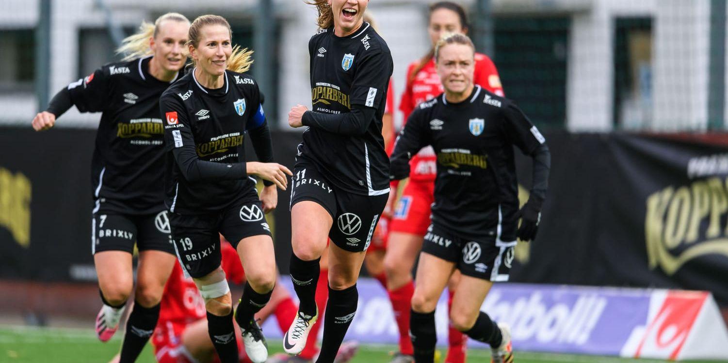 Göteborgs Pauline Hammarlund har precis gjort 1-0 mot Örebro och jublar ihop med lagkamraterna. 