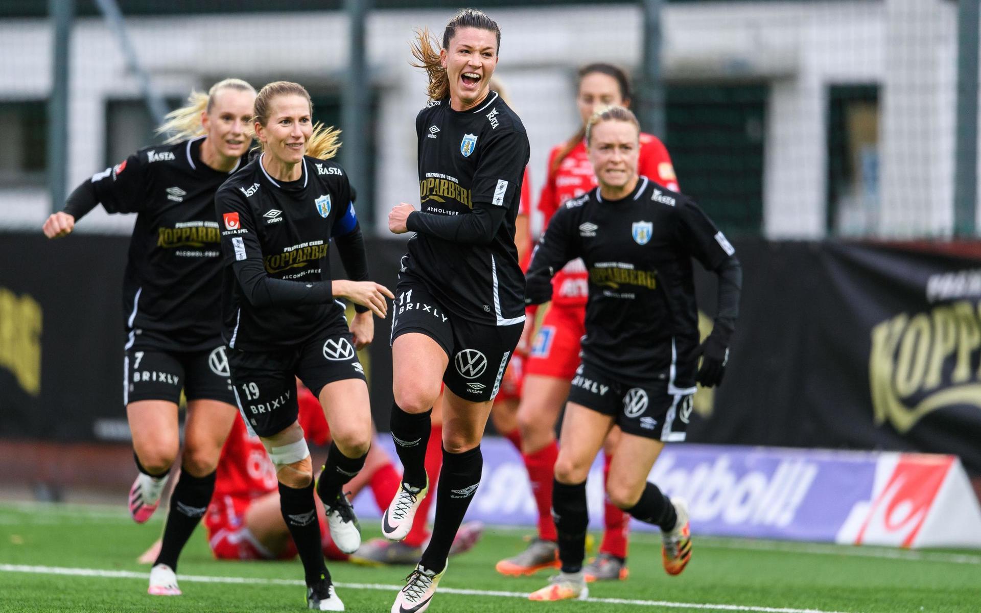 Göteborgs Pauline Hammarlund har precis gjort 1-0 mot Örebro och jublar ihop med lagkamraterna. 