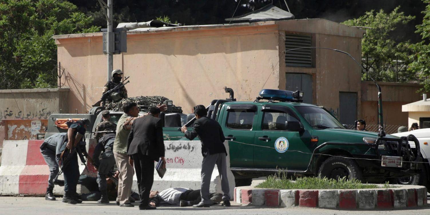 Minst 14 personer dödades i morgonens explosioner i Kabul.