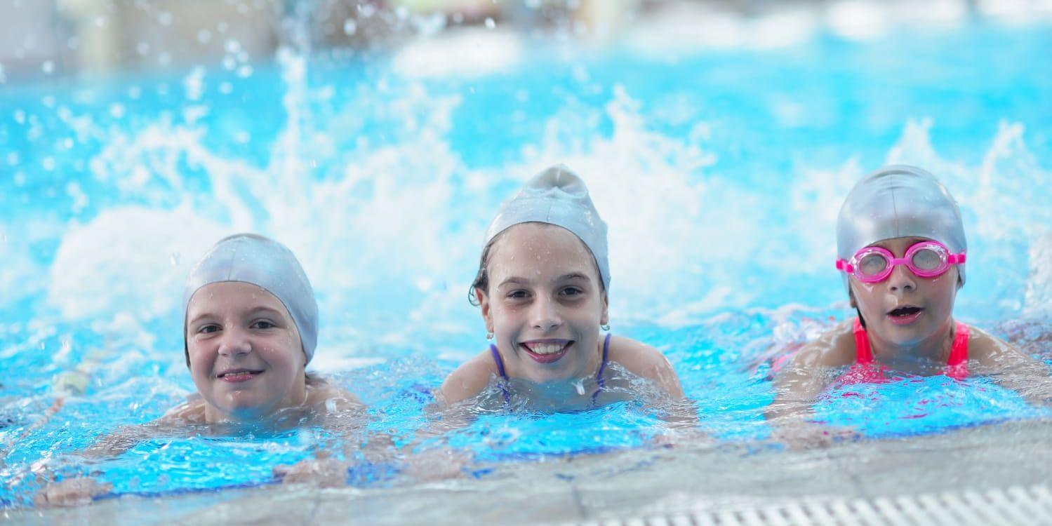 simskolebarn i bassäng