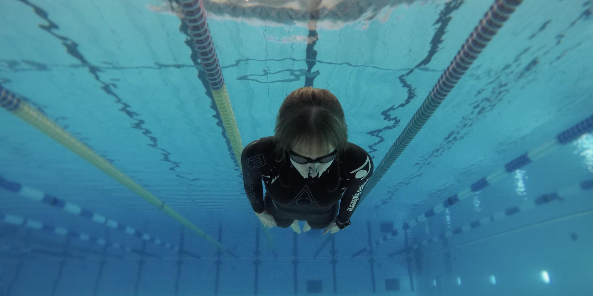 Paula Johnsson simmade nyligen 154 meter under vattnet, vilket är nytt svenskt rekord.