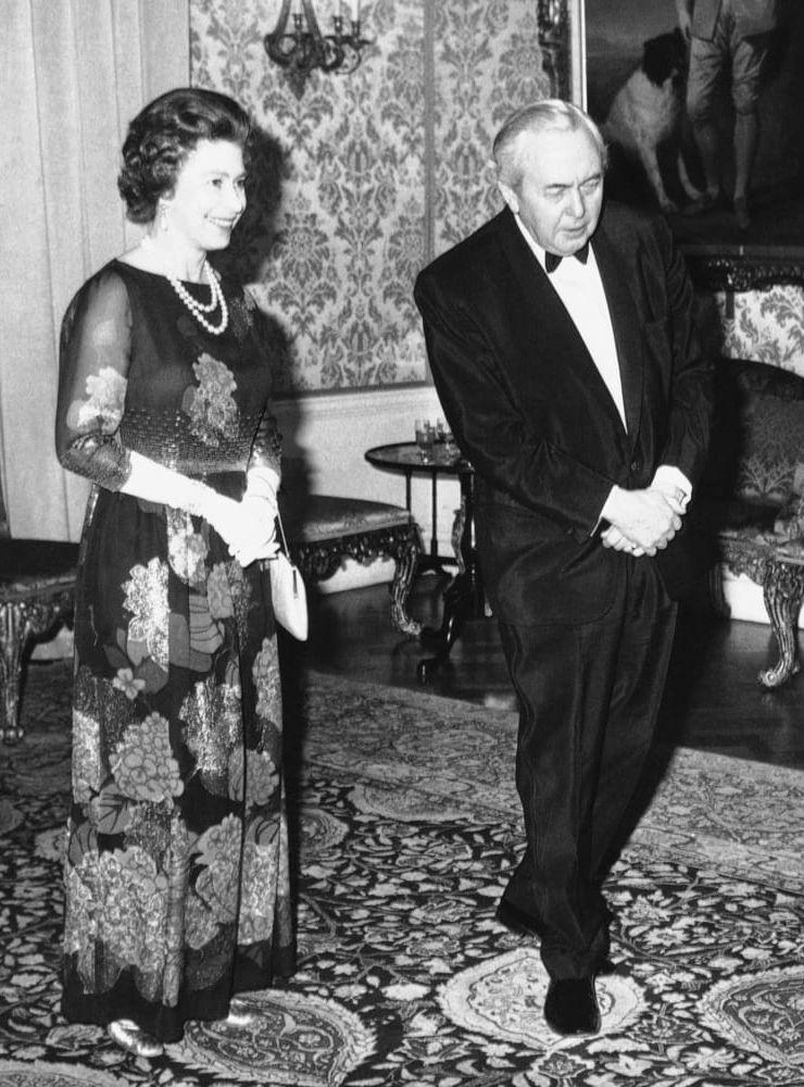 Datumet är den 23 mars 1976 och premiärministern Harold Wilson eskorterar drottningen in till 10 Downing Street för hans avskedsmiddag.