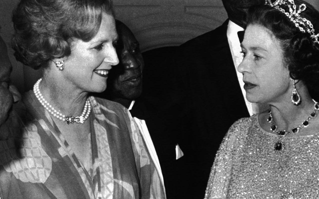 Margaret Thatcher var bara ett halvår äldre än drottning Elizabeth. Här syns de 1 augusti 1979 när premiärministern och drottningen lämnar en mottagning i Lusaka, Zambia.
