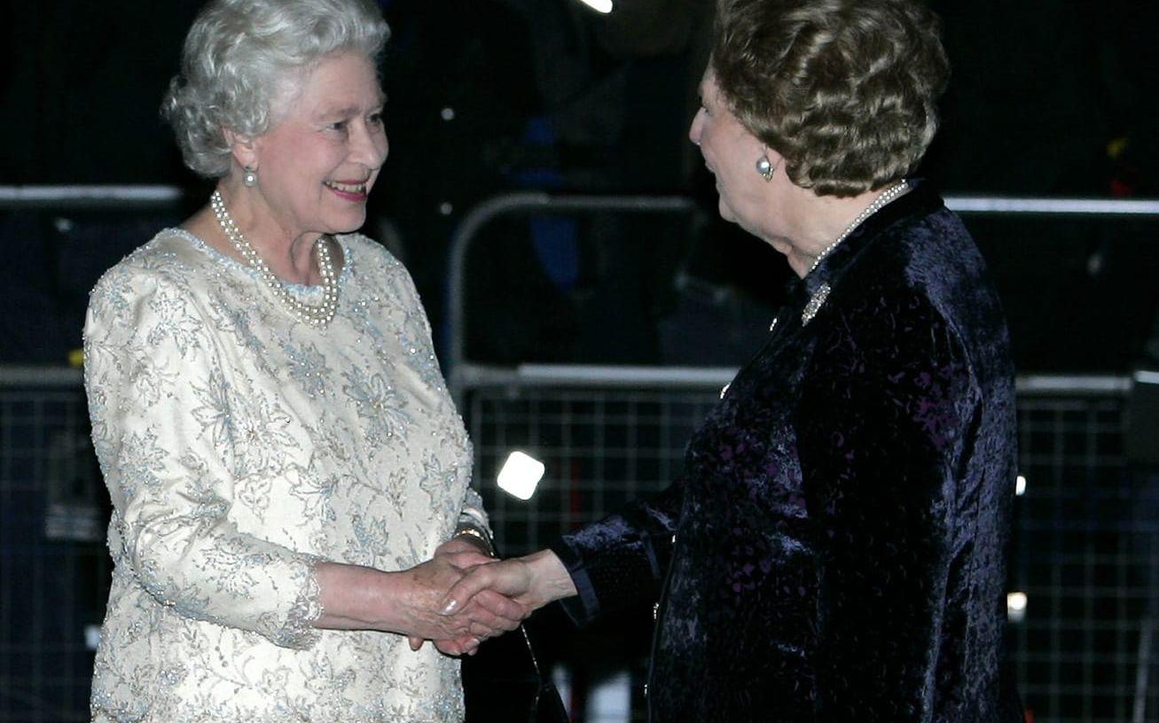Många år senare, 2005, skakar drottningen hand med före detta premiärministern på Thatchers 80-årsfest i centrala London.