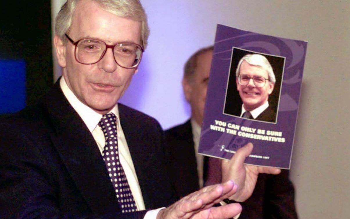Näst på tur var John Major, här fotograferad 2 april 1997 när han presenterar vallöften om bland annat  skattelättnader för familjen.