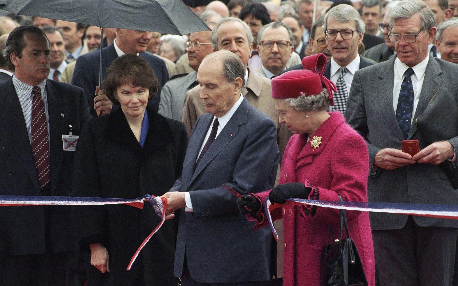 Drottning Elizabeth och Frankrikes dåvarande president Francois Mitterrandinvider Kanaltunneln under Engelska kanalen fredag 6 maj, 1994. John Major står till höger om drottningen.