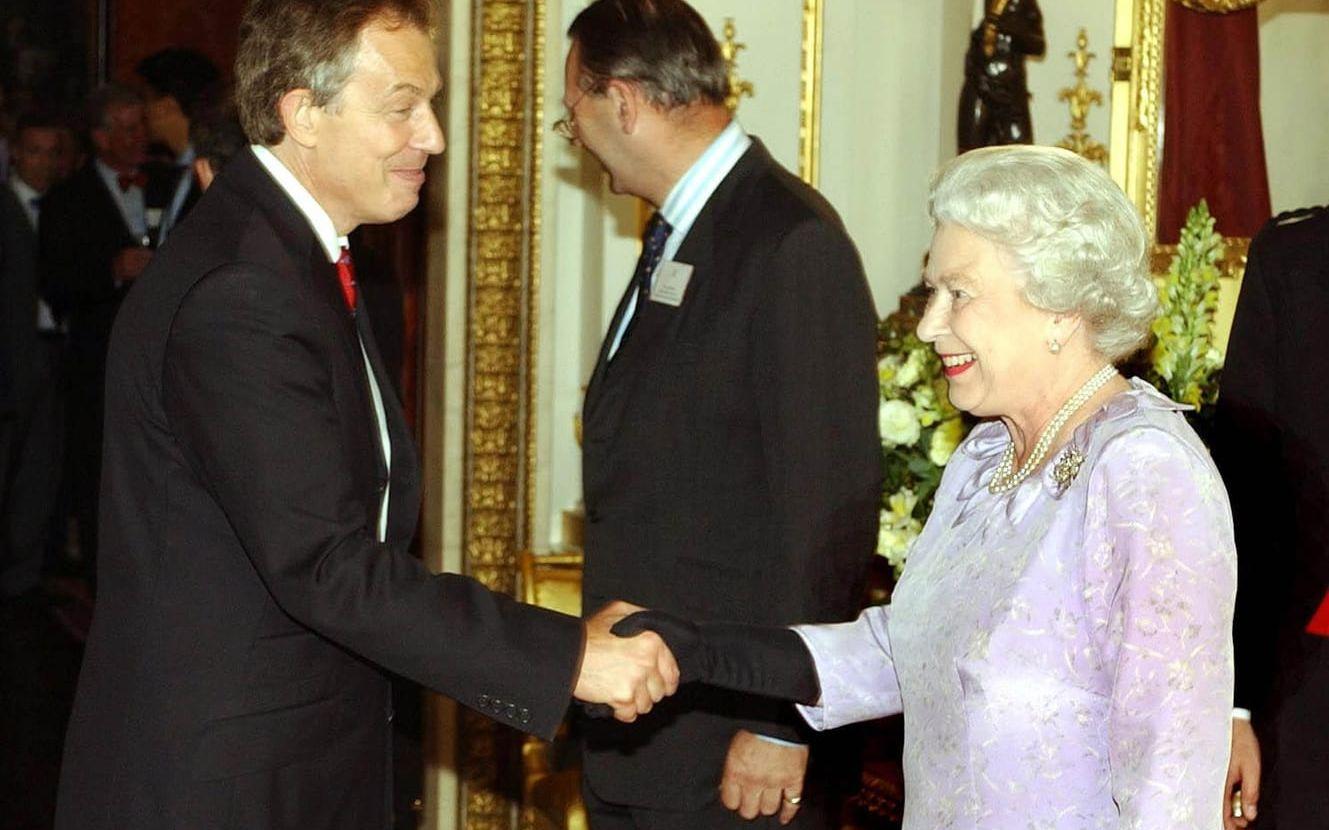 Sedan var det dags för Tony Blair. Här välkomnar drottningen premiärministern i Buckingham Palace 14 juli 2004.