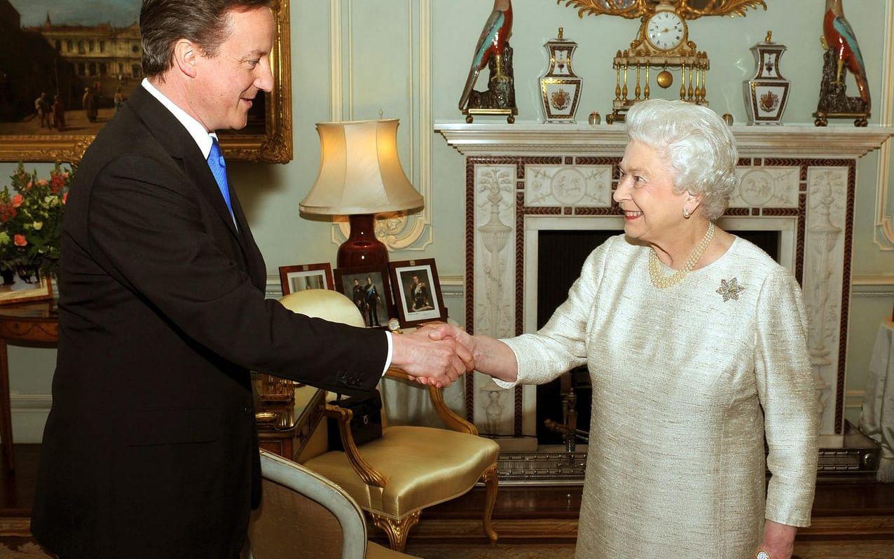 11 maj 2010 tog drottning Elizabeth emot David Cameron, i Buckingham Palace, London, för att be honom att bli premiärminister och bilda regering efter valet.