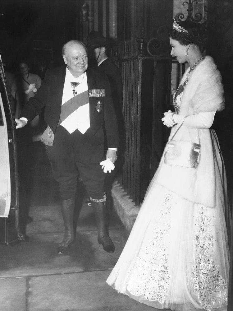 Under 70 år regerade drottning Elizabeth II med 15 olika premiärministrar. I bildspelet kan du följa dem alla genom åren. Här öppnar Winston Churchill bildörren för drottningen efter en avskedsmiddag på 10 Downing Street 1955 i London.
