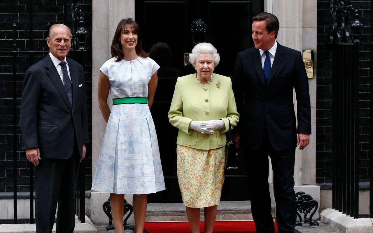 David Cameron med sin fru Samantha Cameron med drottningen och hennes man, prins Philip, utanför 10 Downing Street i London där de firade prinsens 90-årsdag.