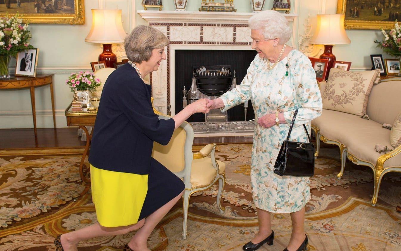 Nästa kvinnliga premiärminister efter Margaret Thatcher, Theresa May, välkomnas av drottningen 13 juli 2017 i Buckingham Palace.