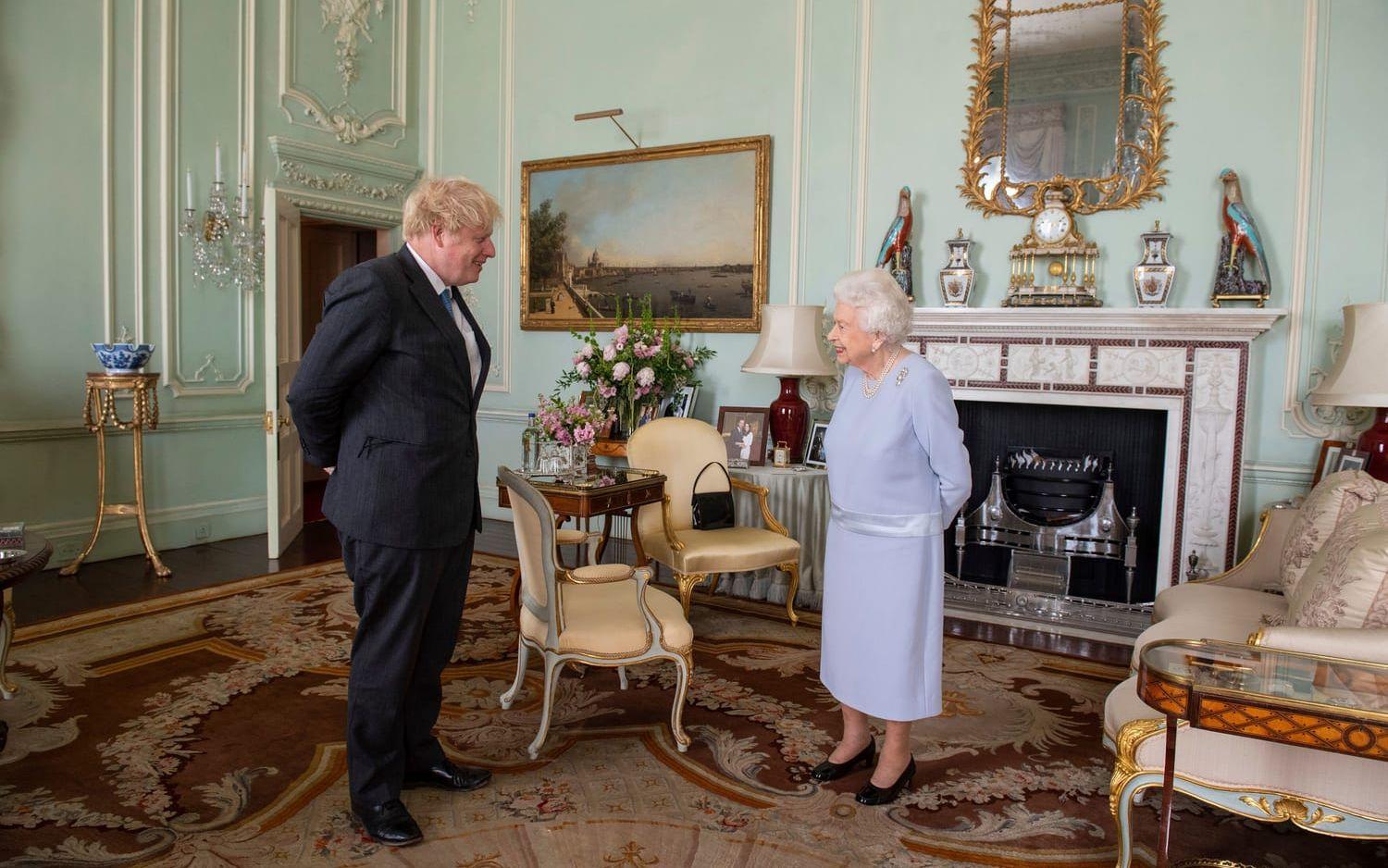 Under coronapandemin kunde inte drottningen träffa premiärministern varje vecka som vanligt. Här fotograferas Boris Johnson och drottningen på deras första möte sedan pandemins start, 23 juni 2021. 