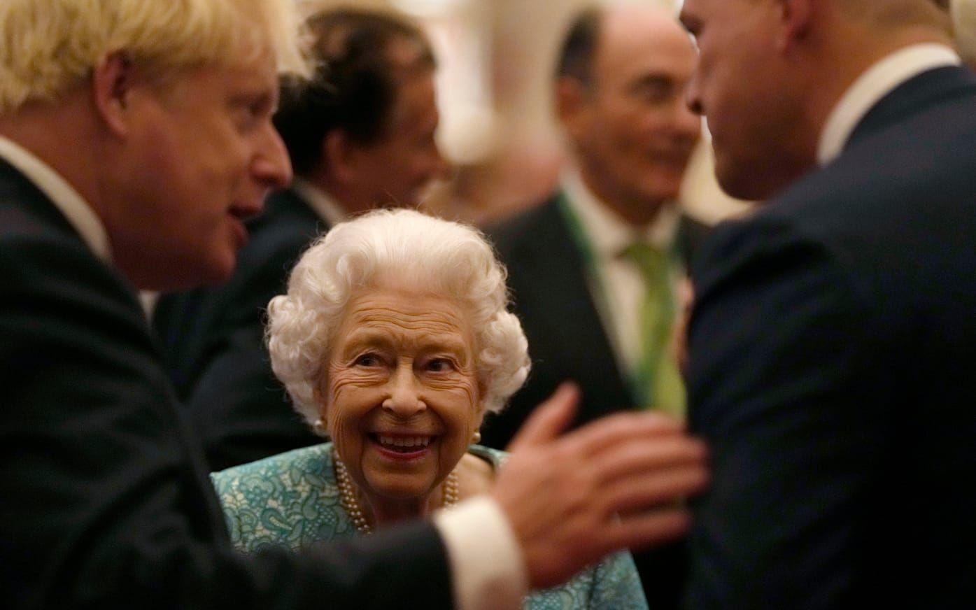 Boris Johnson var den sista premiärministern att lämna ämbetet under drottningens regeringstid. Här välkomnar de två gäster tillsammans på en mottagning på Windsor Castle i oktober 2021.