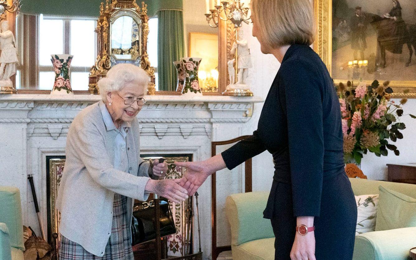 Bara två dagar innan drottningen dog, på tisdag 6 september 2022, träffade hon sin sista premiärminister, Liz Truss. Hon tog emot den nya premiärministern på sitt slott i Skottland, Balmoral, för att be henne bilda regering, ett möte som i vanliga fall ägde rum på Buckingham Palace i London.