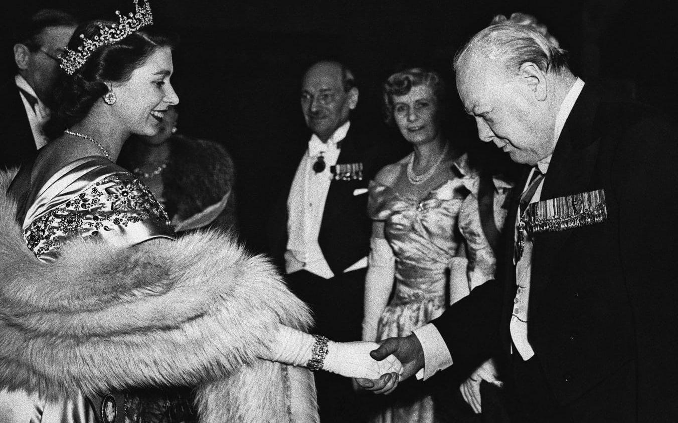 Prinsessan Elizabeth och Winston Churchill, då före detta premiärminister, på en middag i London den 22 mars 1950.