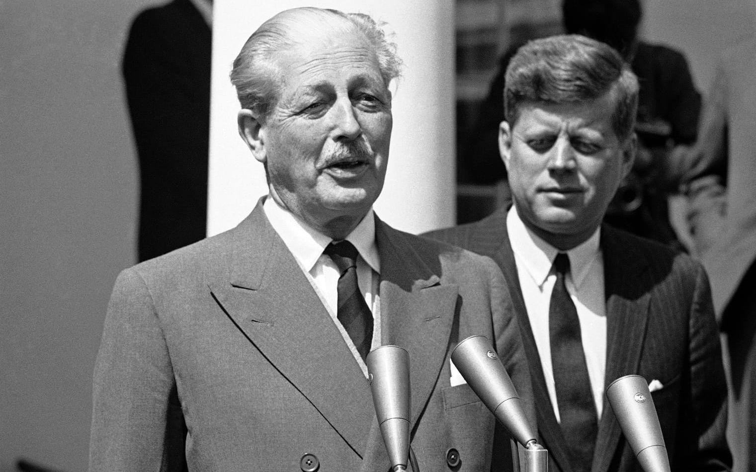 När Anthony Eden avgick blev Harold Macmillan ny premiärminister. Här fotograferad tillsammans med USA:s president John F. Kennedy utanför Vita huset 8 april 1961.
