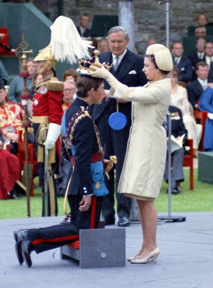 1 juli 1969 krönte drottningen sin äldste son Charles, då prins av Wales, på Caernafon Castle i Wales. Storbritanniens inrikesminister James Callaghan, som skulle komma att bli drottningens nästa premiärminister, syns i bakgrunden mellan mor och son.
