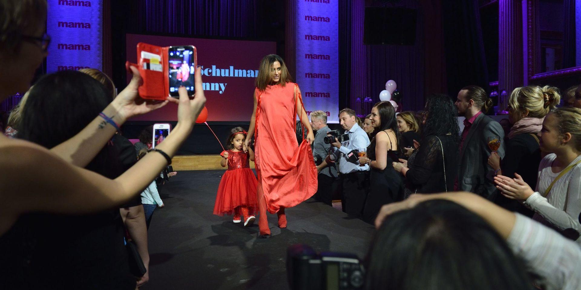 Anitha Schulman med dottern Penny under modevisning på galan Årets Mama på Nalen i Stockholm 2014