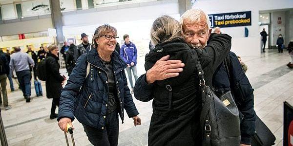 Jenny Öhrn kramar om pappa Stig-Arne Öhrn. Mamma Jytte Öhrn står näst på tur. 