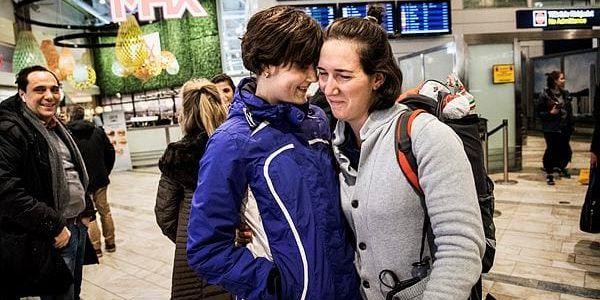 Tessa Koelewijn från Nederländerna möter sin flickvän Piroska Osvath på flygplatsen. 