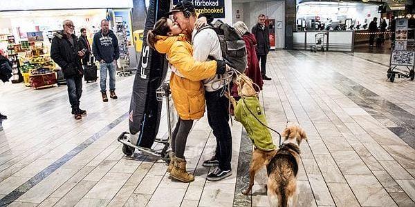 Linda Falcon och hundarna Tuna och Tobbe hälsar Nate Taft välkommen tillbaka till Göteborg. 
