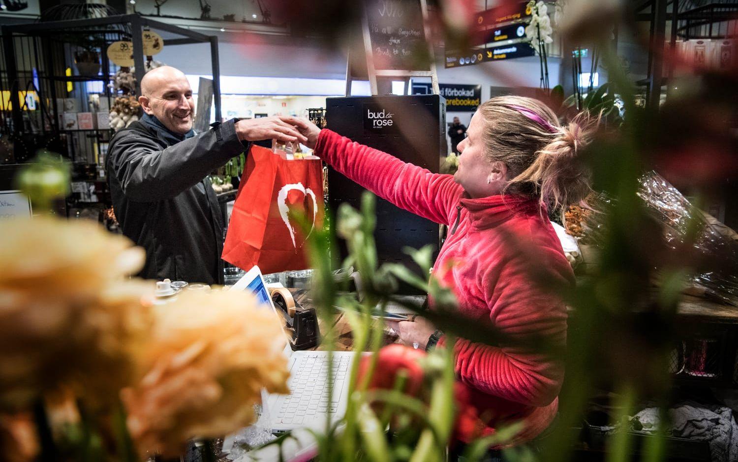 Michael Pitcher i blomsterbutiken Titti Rödbro jobbar i blomsterbutiken