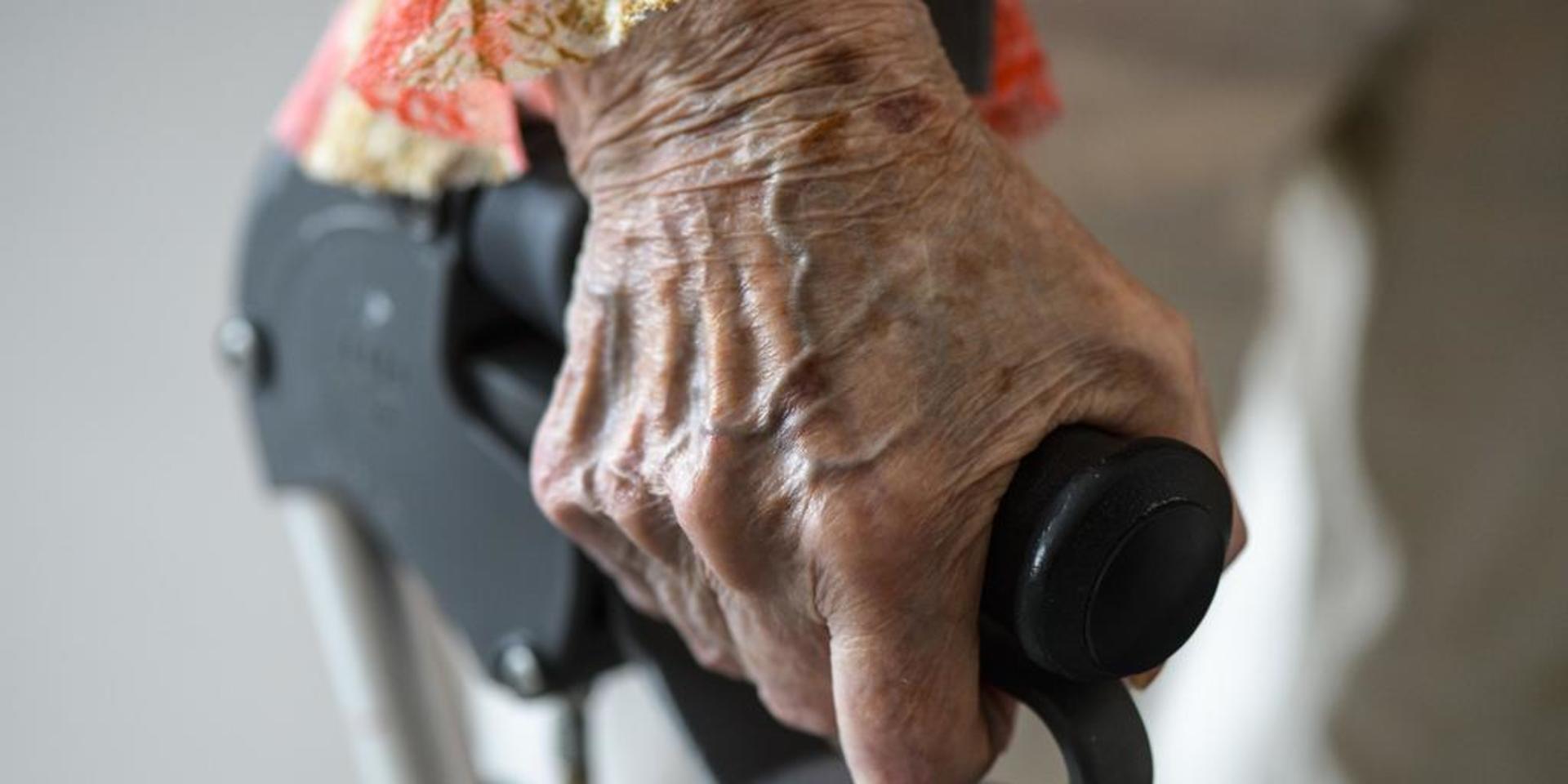Flera äldre personer har utsatts för bedrägerier under flera månader. 