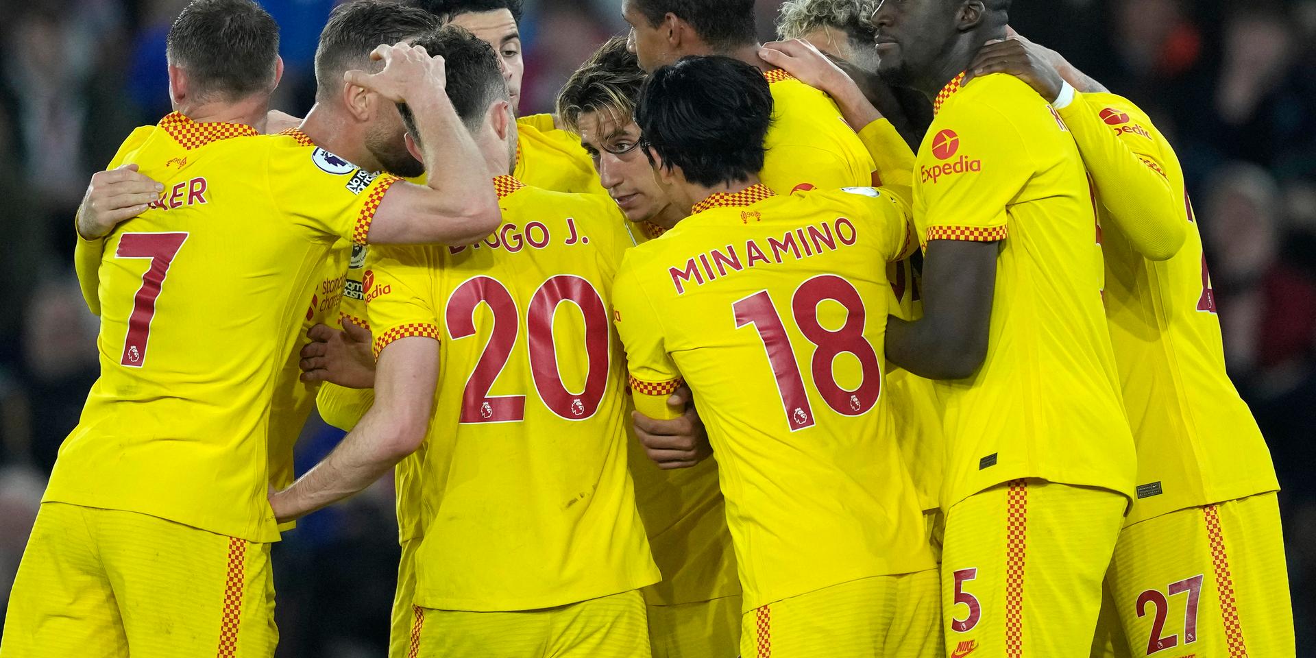 Liverpool-spelarna jublar efter att Joël Matip avgjort bortamötet med Southampton.