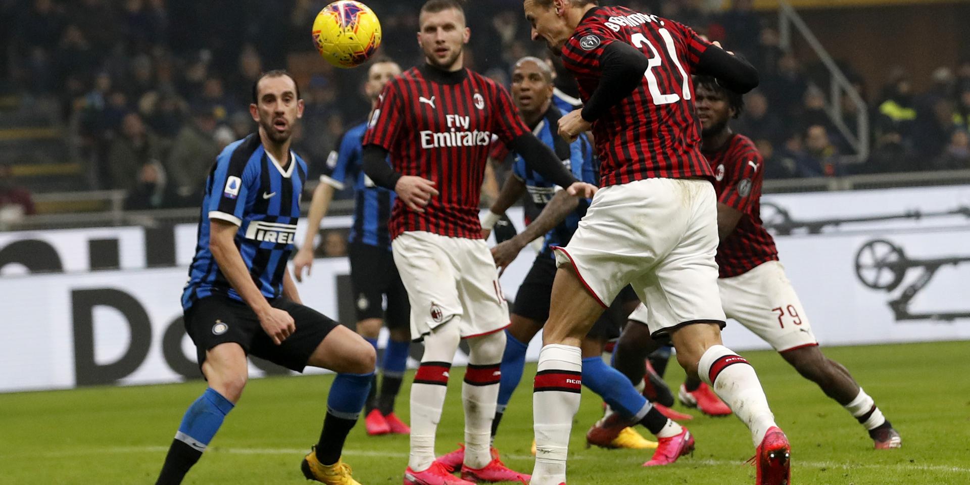 Zlatan Ibrahimovics Milan, här i vårens derby mot Inter, och resten av lagen i Serie får genomföra fem byten per match när ligan återupptas den 20 juni. Arkivbild.
