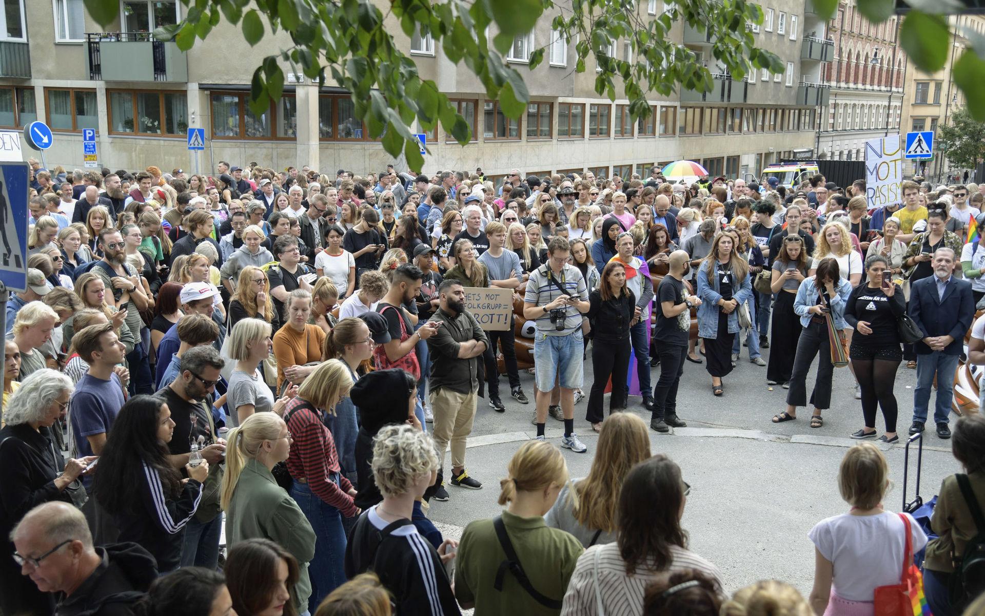 Motdemonstranter under NMR-demonstrationen på Kungsholms Torg i Stockholm.