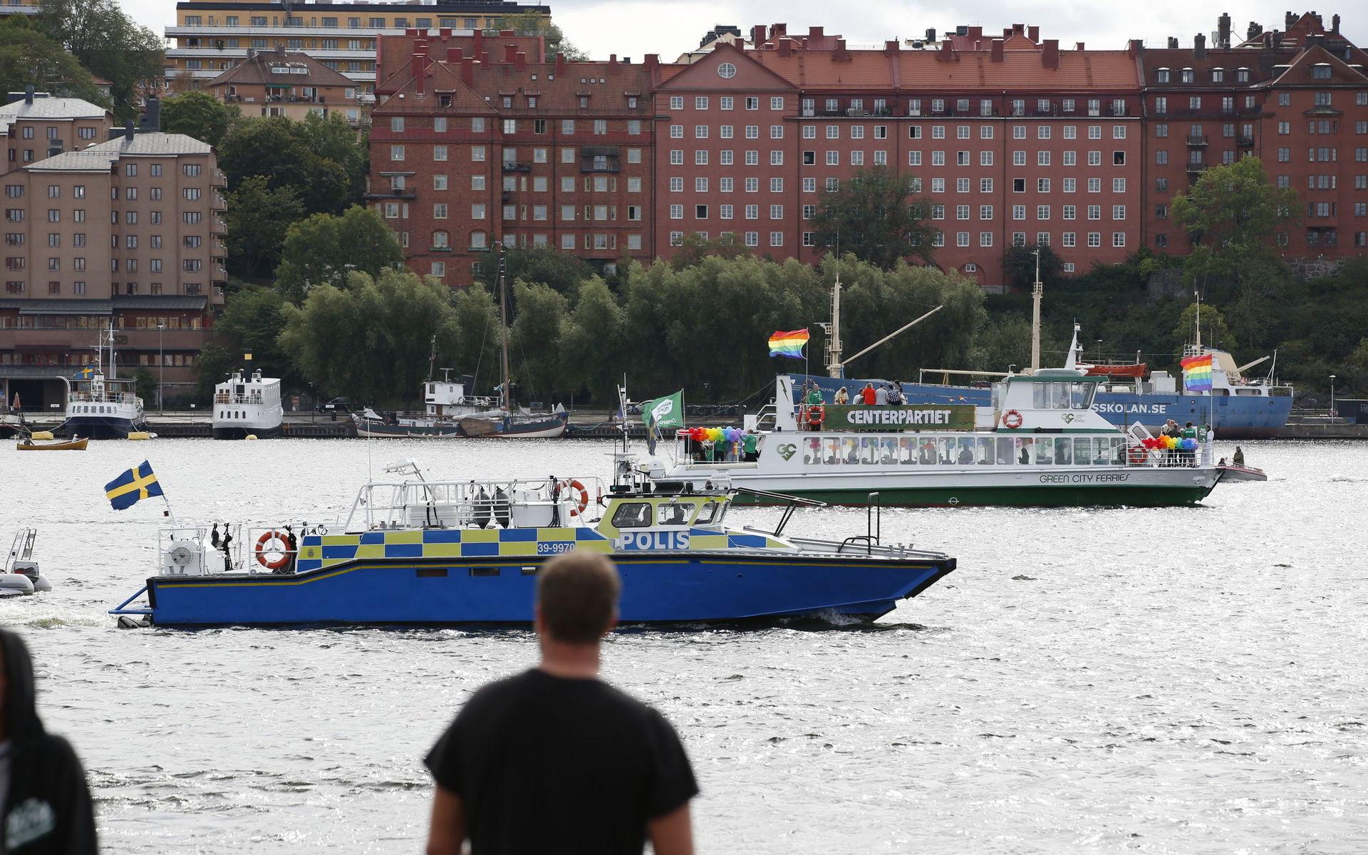 Polisbåt patrullerar vattnet utanför Kungsholms torg under NMR-demonstrationen i Stockholm.