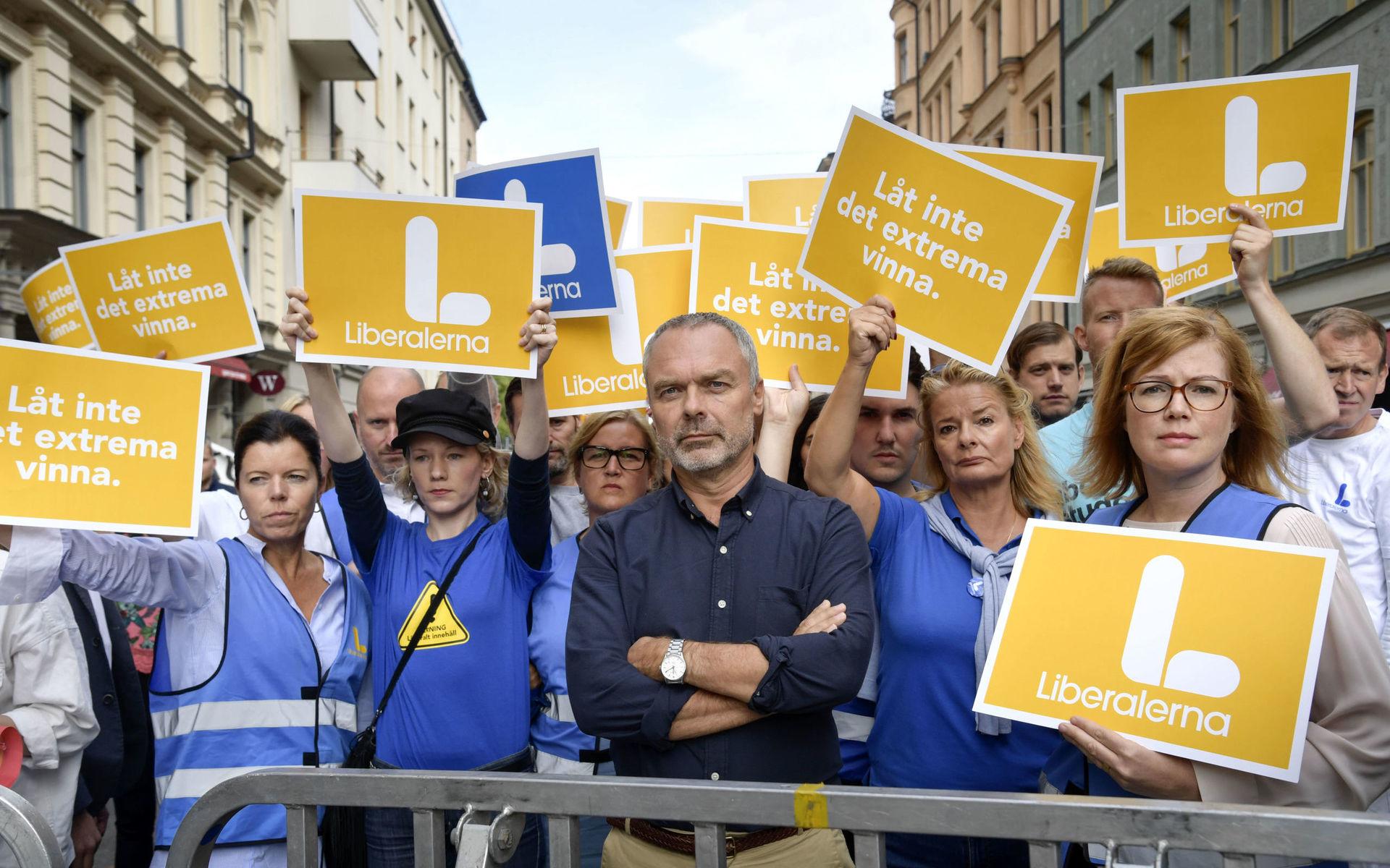 Liberalernas Jan Björklund med partikollegor på plats inför NMR-demonstrationen på Kungsholms Torg i Stockholm.
