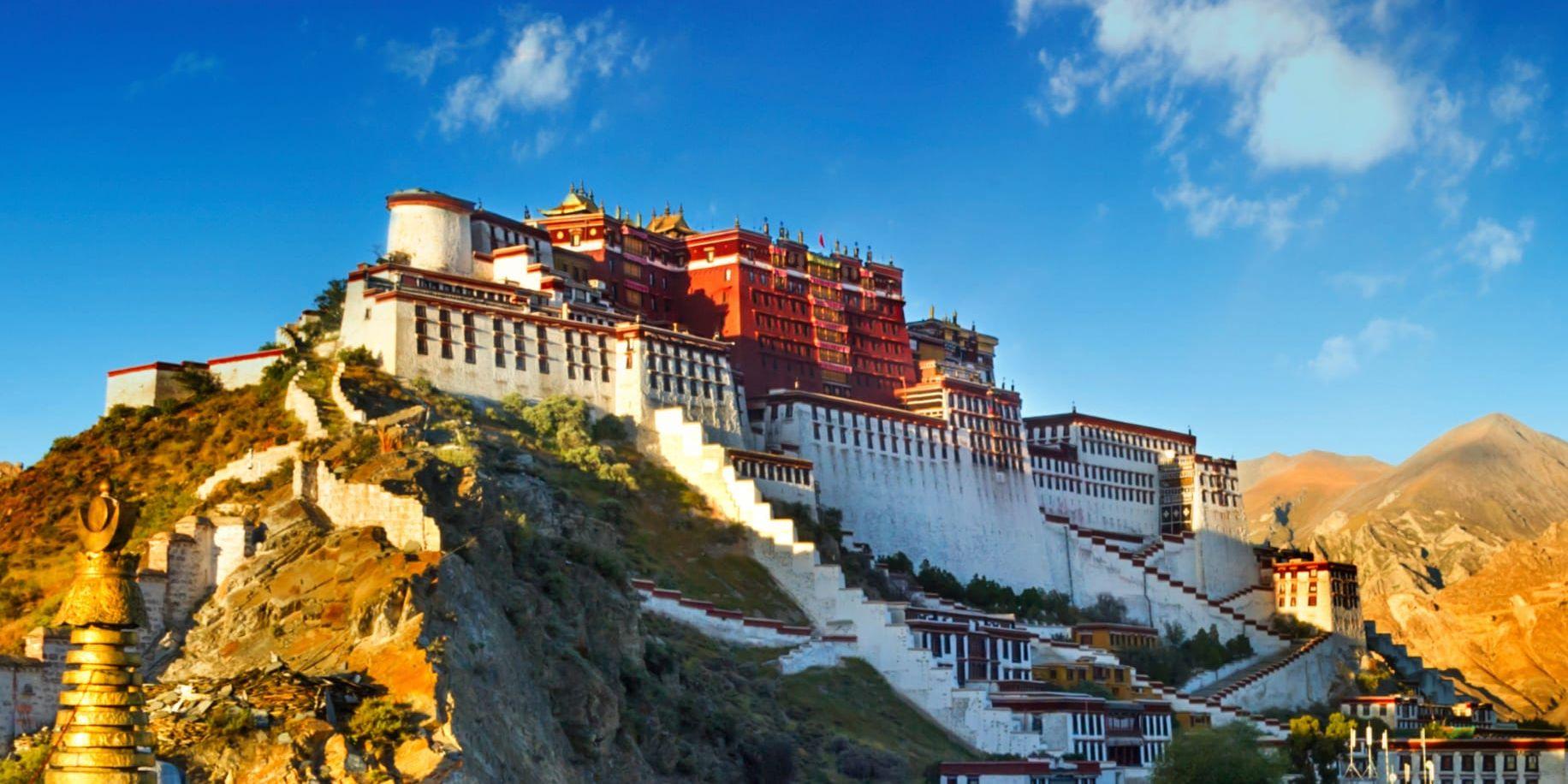 På en klippa i Lhasa i Tibet ligger mäktiga och mytomspunna Potalapalatset med sina 13 våningar.